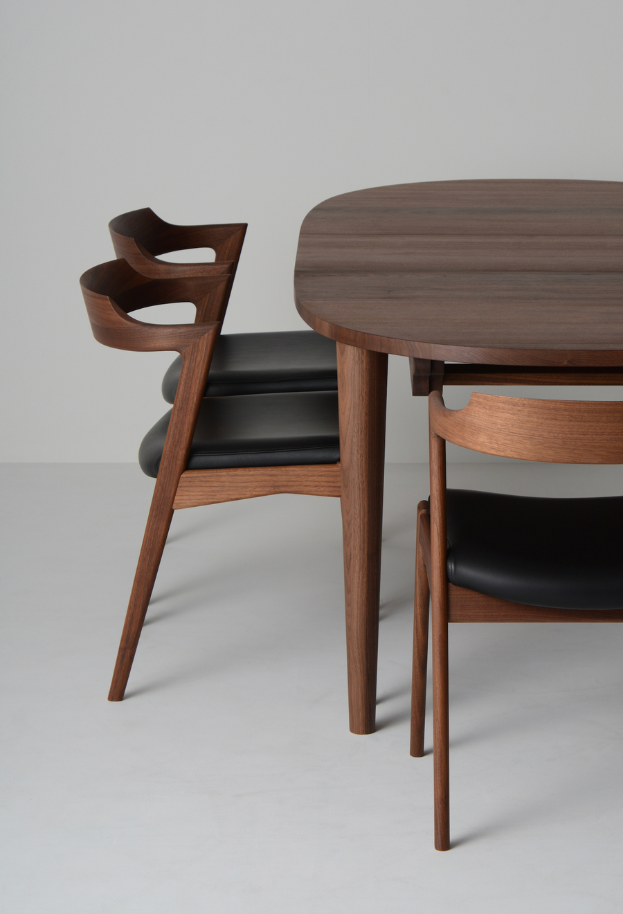 Geppo Seed Fabric Cushioned Dining Chair | Walnut Wood