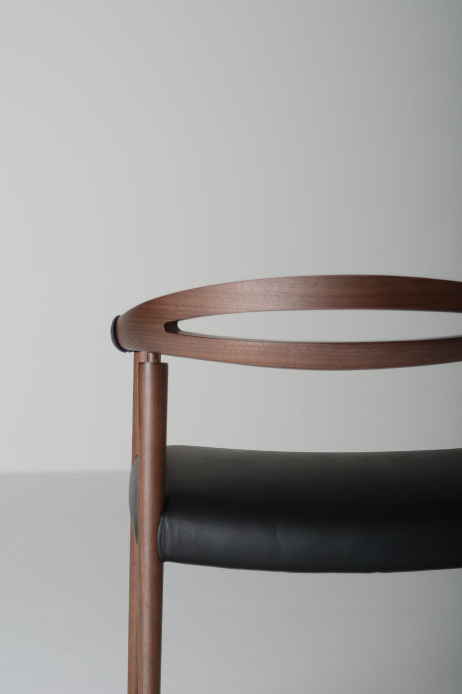 N(en) SOLA Armchair | Walnut