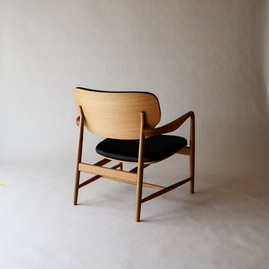 MEGURO Oak Lounge Chair with Elmosoft Leather Seat