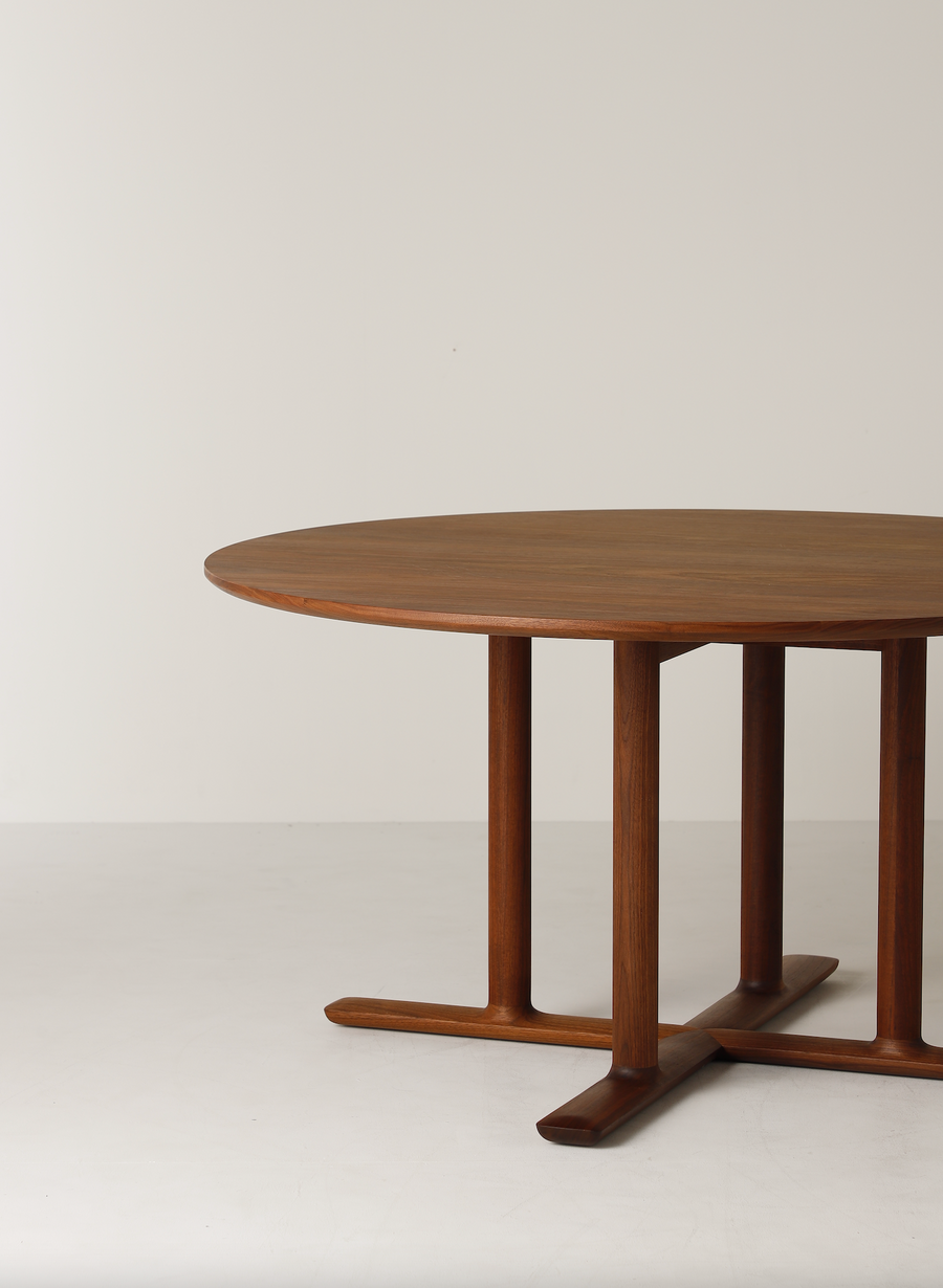 Chorus Dining Table (Round) ø1500 | Walnut Wood